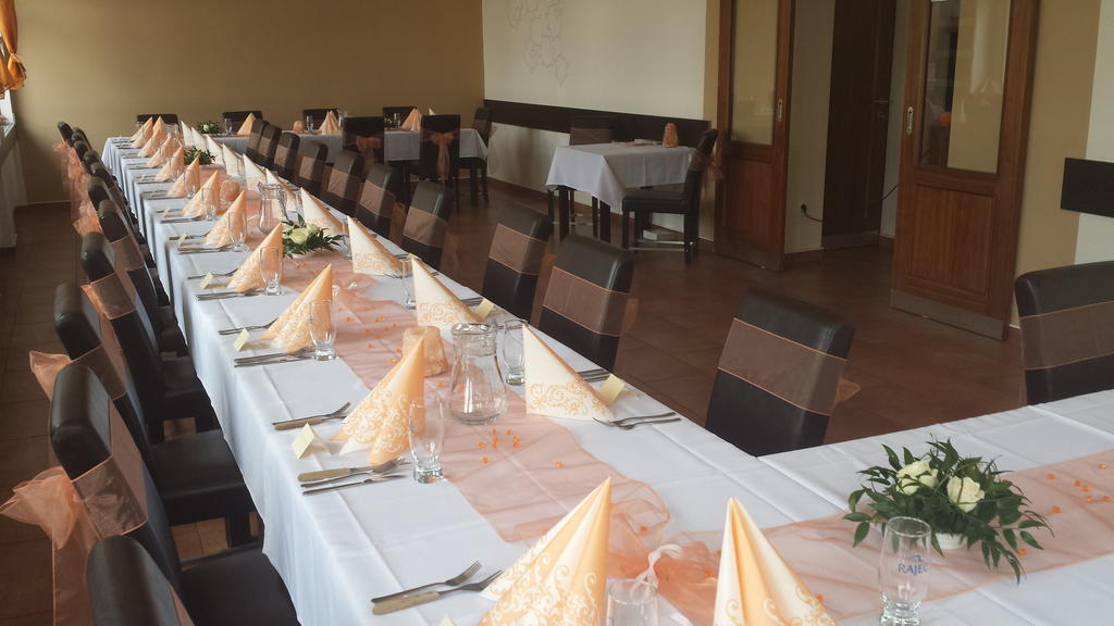Hradec Králové Restaurace A Penzion Zdena Bouda מראה חיצוני תמונה